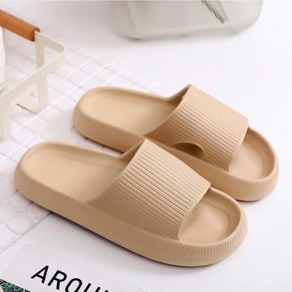 NWT Cloud Cushion Slides/Sandals/Slippers